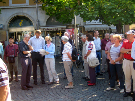 Warten auf die Stadtführerin  