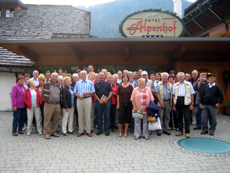Vor dem Hotel Alpenhof 
