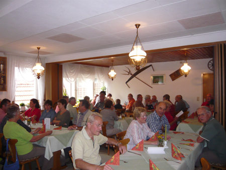 Beim Abendessen im grünen Baum in Hageloch