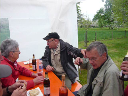 In froher Runde mit dem Gastgeber