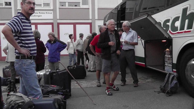 Beim Beladen des Busses.