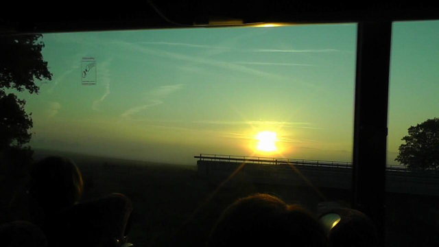 Herrlich taucht die Sonne im Nebel auf.
