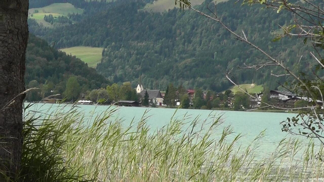 ..... Walchsee führt ein Wanderweg.