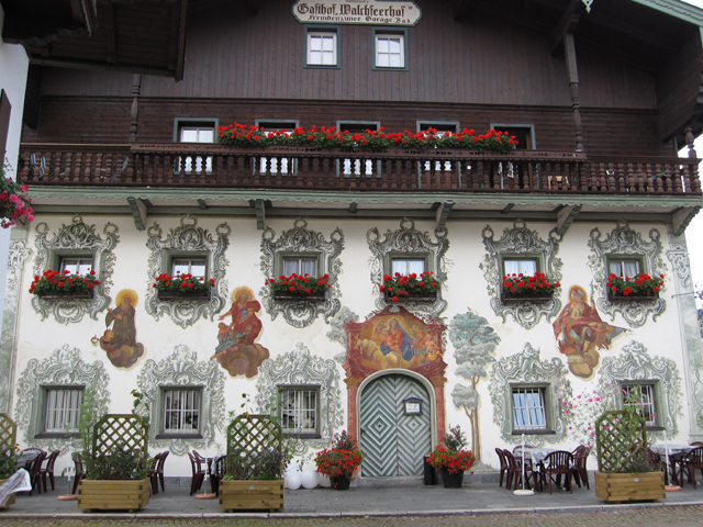 Der herrlich bemalte Walchseer Hof.