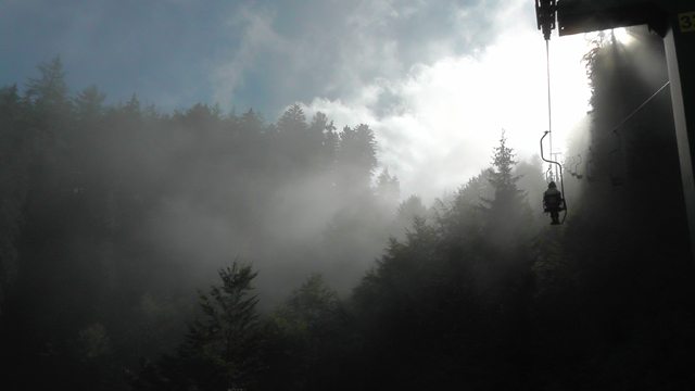 Im Einersessel durch die Wolken nach oben.