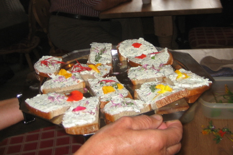 Wildkräutertopfen auf Bauernbrot - ein herrlicher Genuß.
