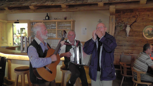 Robert unterstützt die Musikanten.