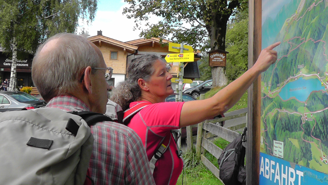 Irmi erklärt die Wanderstrecke.