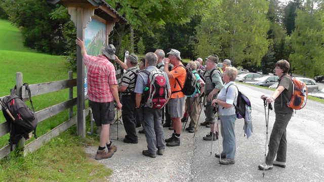 Alle informieren sich über die Wanderroute