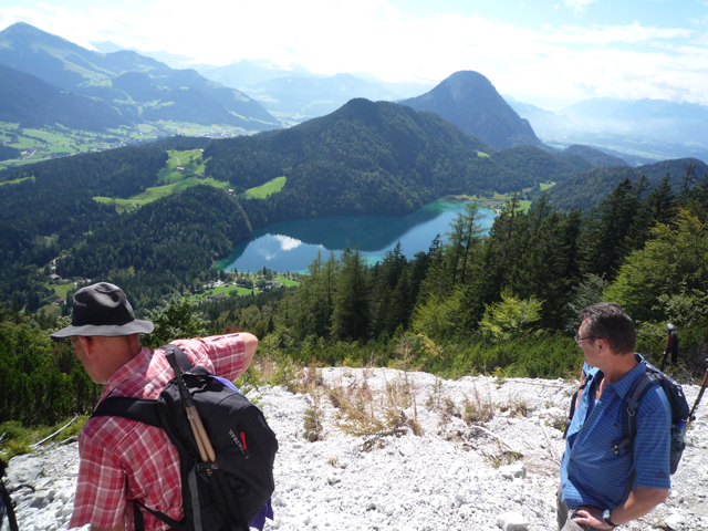 Der See von weit oben gesehen.