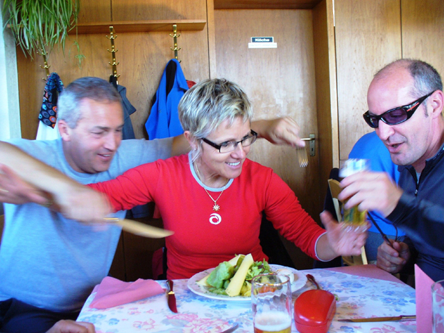 Bernadetta muss um ihr Mittagessen kmpfen