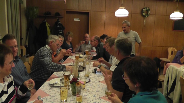 Beim gemeinsamen Abendessen.