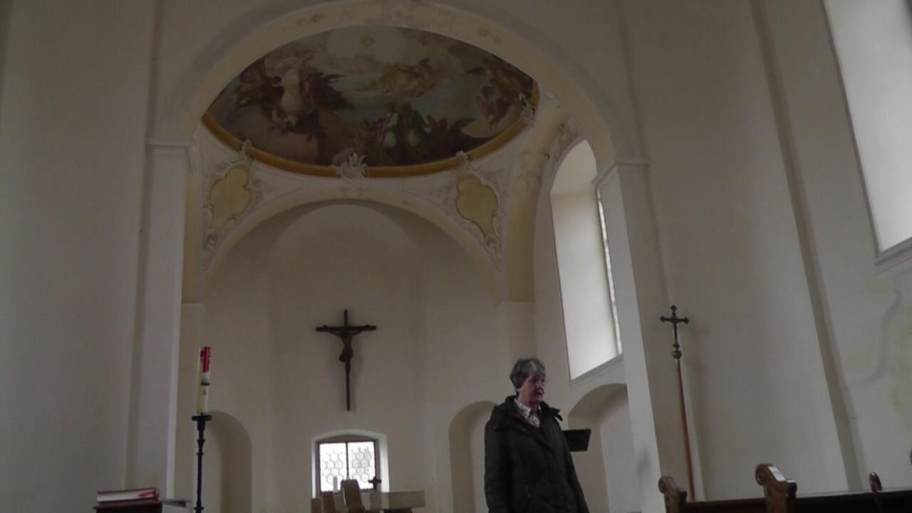 Frau Brinkus erklärt uns die Geschichte des Ammerhofs und der Kapelle.