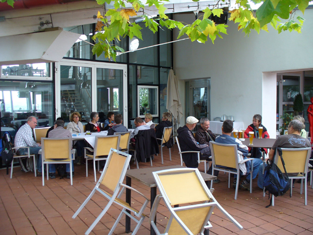 Kaffee- bzw. Bierpause beim Tennisclub Weissenhof