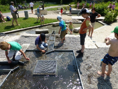 Im Wasser spielen macht Spaß