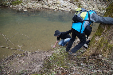 Uwe auf der Jagd nach Fluss-Muscheln - erfolgreich