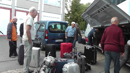 Die Koffer werden eingeladen
