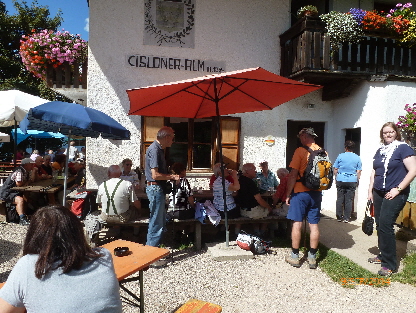 Auf der anderen Seite der Almhütte