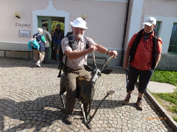 Peters Wanderfreund vor dem Bahnhof