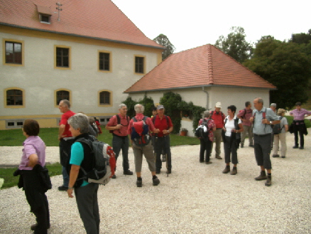 Vor Schloß Ehrenfels